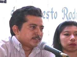Santiago Canto Sosa y Briceida Cuevas presentan un libro. Foto: Ram�n Su�rez